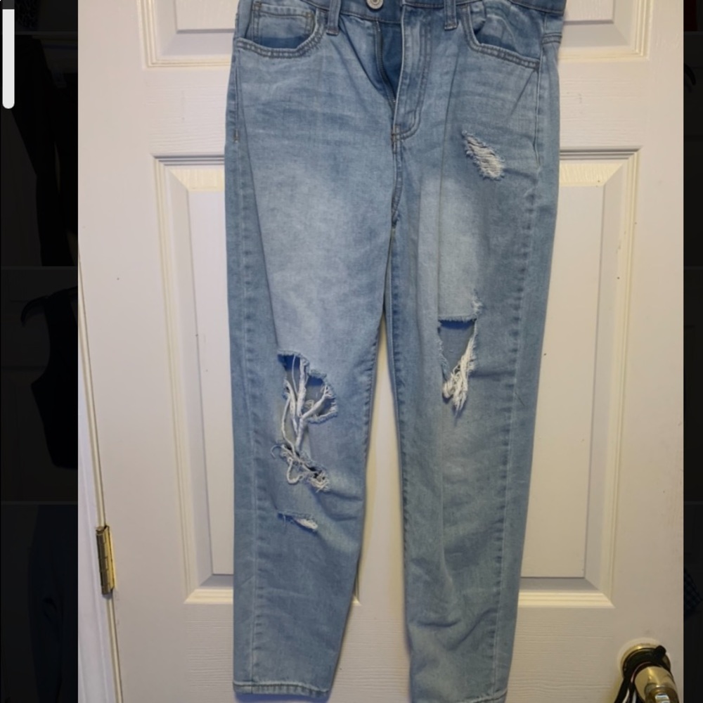 Trendy and cute light wash mom jeans🤍
